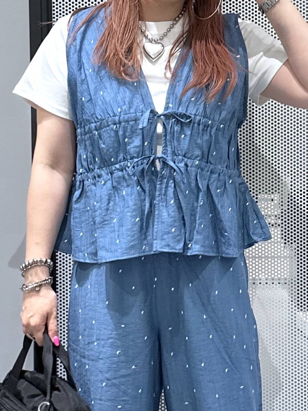 ホワイト系のTシャツ/カットソー、ブラック系のショルダーバッグ、ブルー系のその他トップスを着用したレディースの夏コーディネートの3枚目の写真
