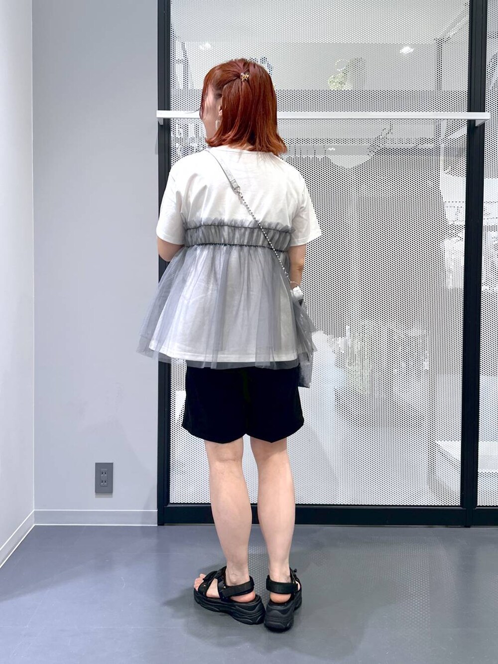 シルバー系のショルダーバッグ、その他のサンダル、ブラック系のその他パンツを着用したレディースの夏コーディネートの5枚目の写真