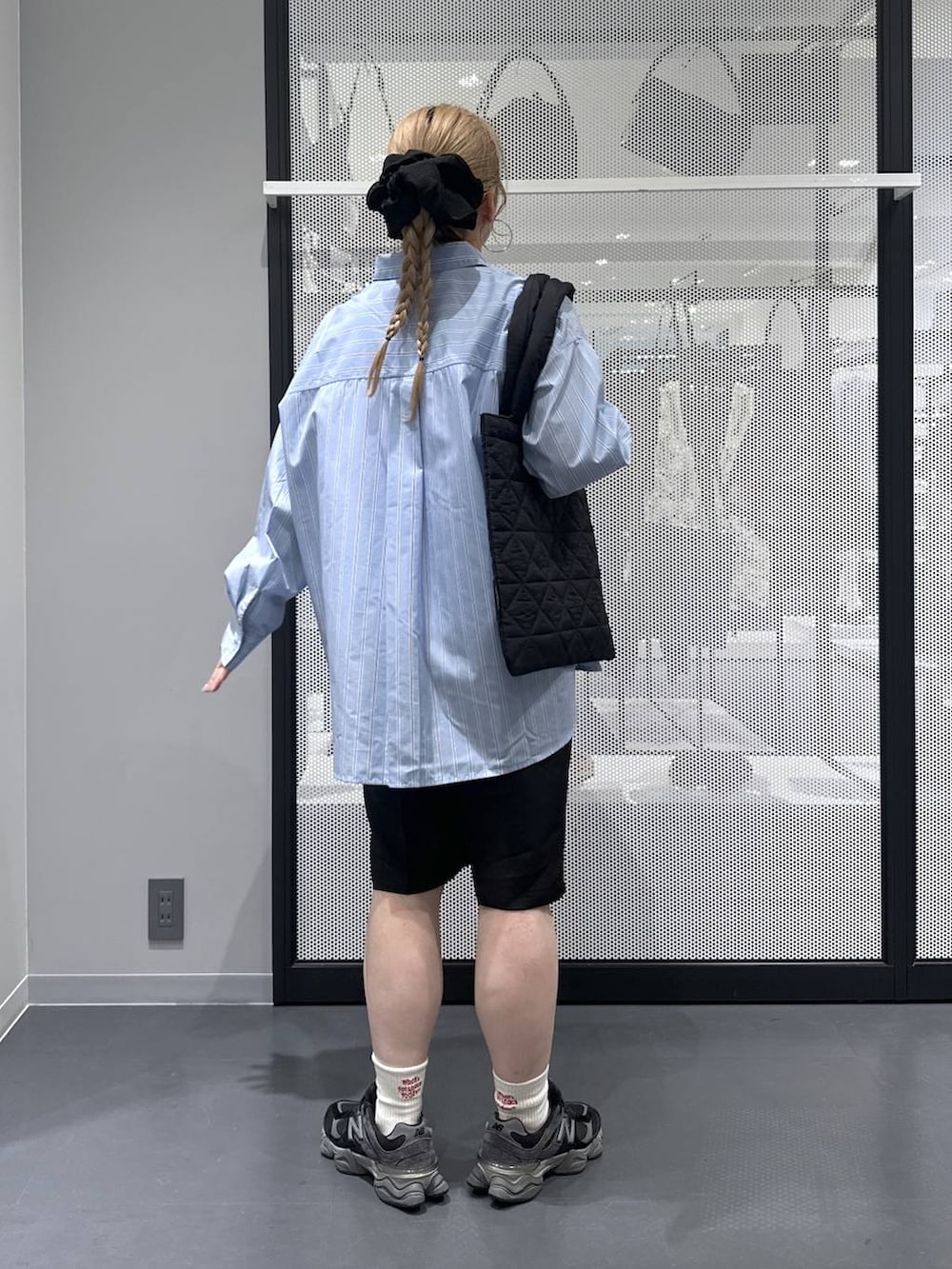 ブルー系のシャツ/ブラウス、ブラック系のその他パンツ、その他のピアス(両耳用)を着用したレディースの秋コーディネートの3枚目の写真