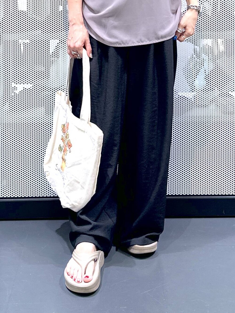 ホワイト系のキャミソール、ブラック系のその他パンツ、その他のエコバッグ/サブバッグを着用したレディースの夏コーディネートの8枚目の写真