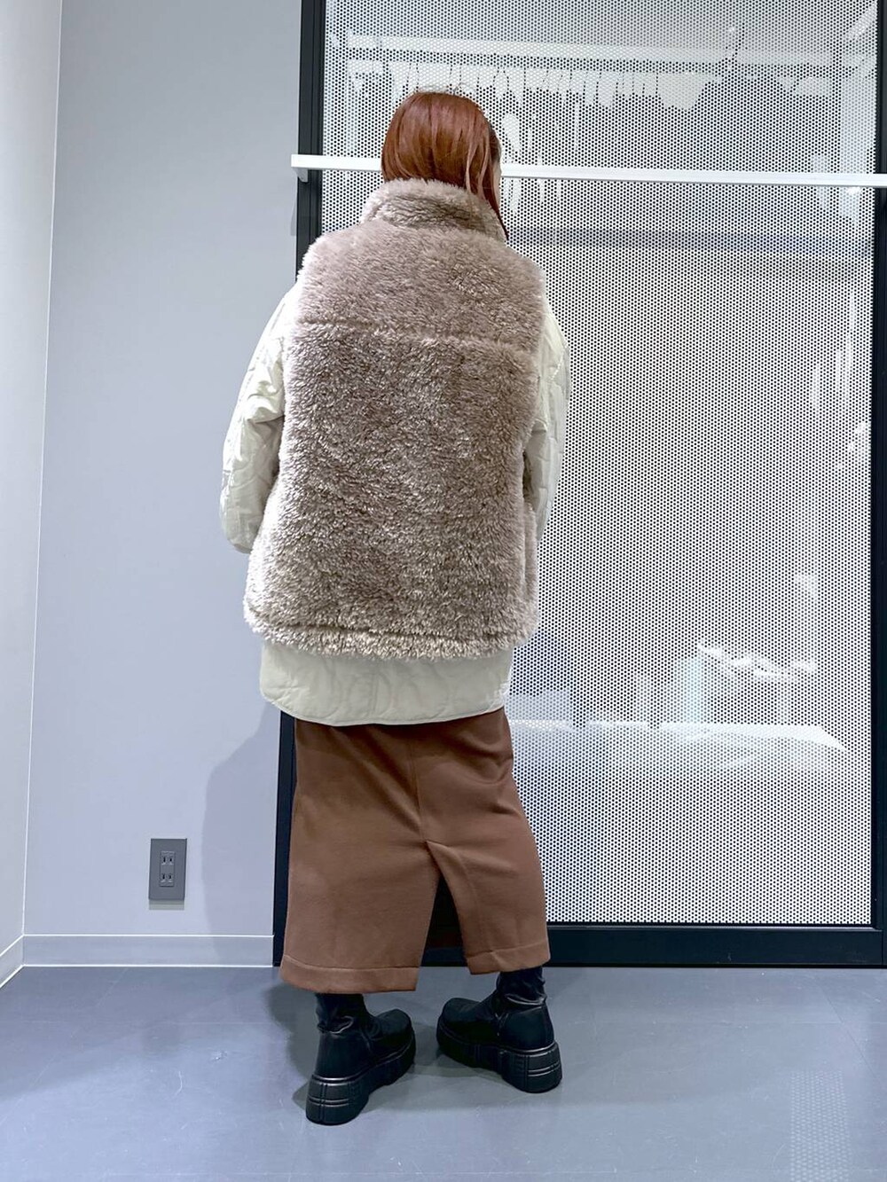 ホワイト系のブルゾン、その他のショルダーバッグ、ブラック系のブーツを着用したレディースの冬コーディネートの5枚目の写真