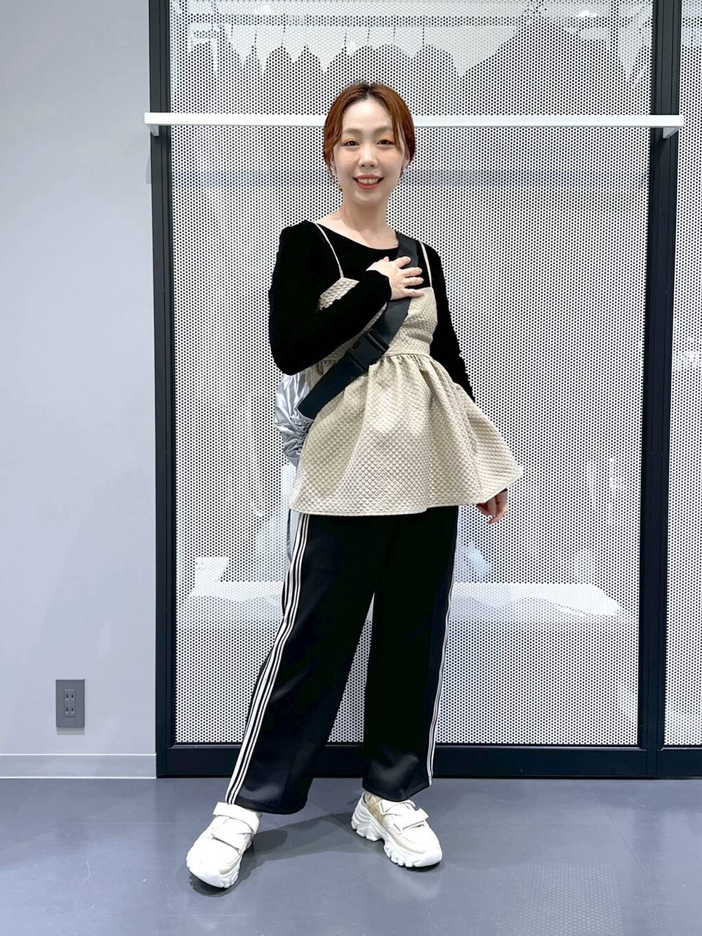 ベージュ系のスニーカー、ブラック系のその他パンツ、ブラック系のTシャツ/カットソーを着用したレディースの冬コーディネートの3枚目の写真