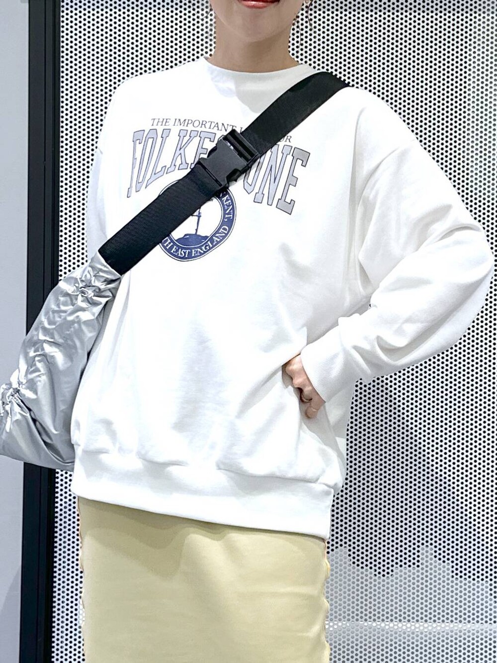 グリーン系のスカート、シルバー系のショルダーバッグ、ブラック系のシュシュを着用したレディースの冬コーディネートの6枚目の写真