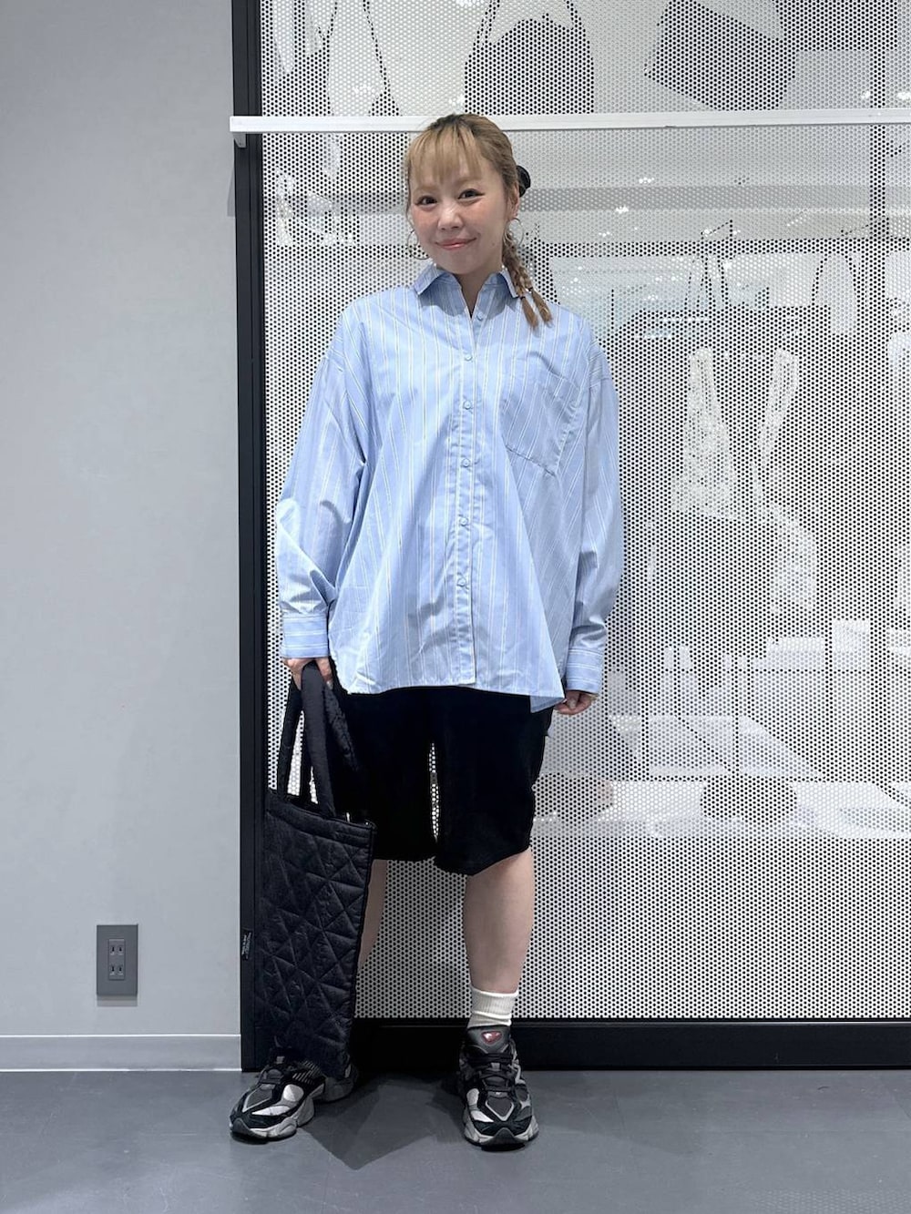 ブルー系のシャツ/ブラウス、ブラック系のその他パンツ、その他のピアス(両耳用)を着用したレディースの秋コーディネートの6枚目の写真