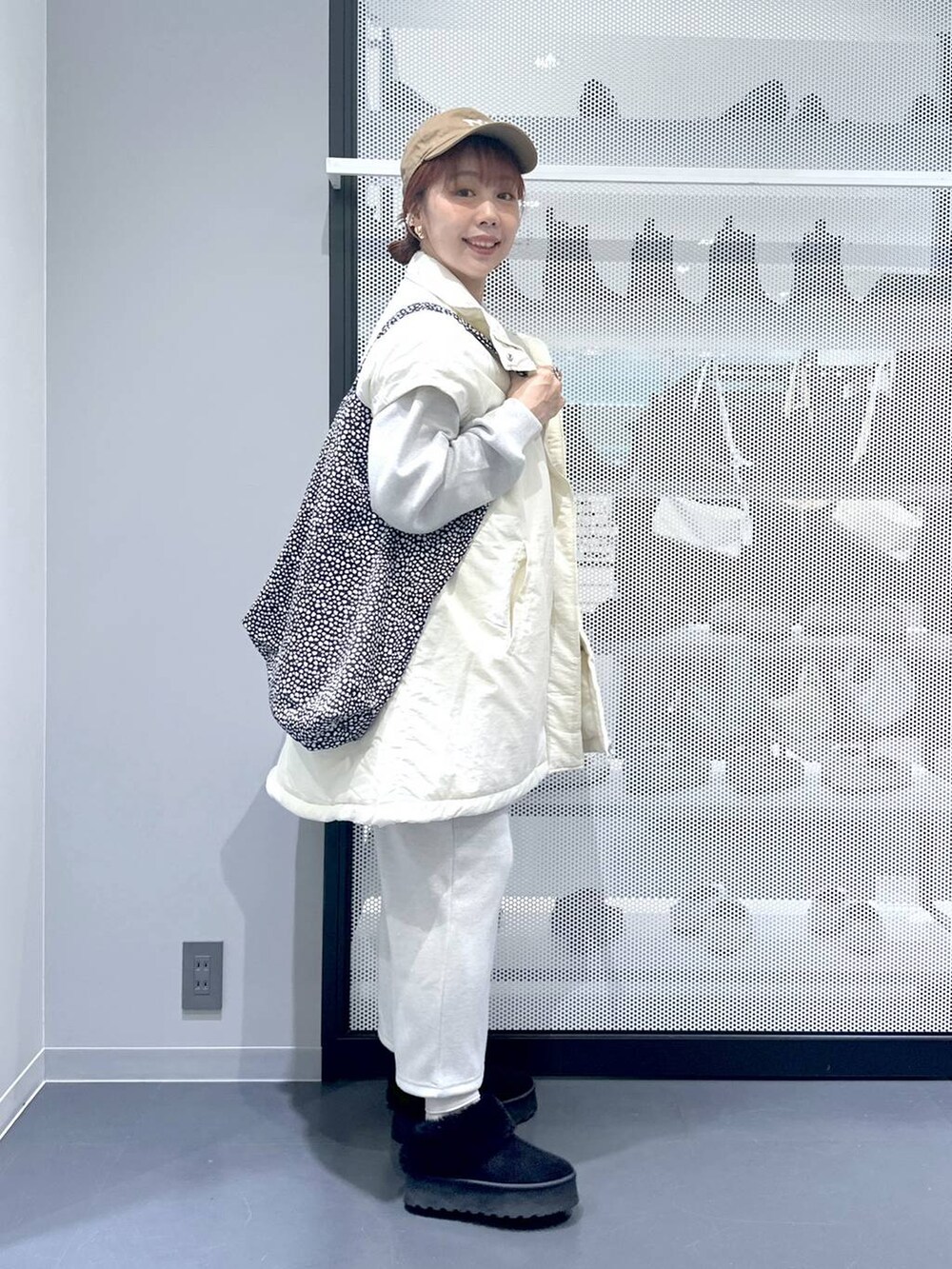 ホワイト系のその他アウター、ベージュ系のトートバッグ、ベージュ系のスウェットを着用したレディースの秋コーディネートの4枚目の写真