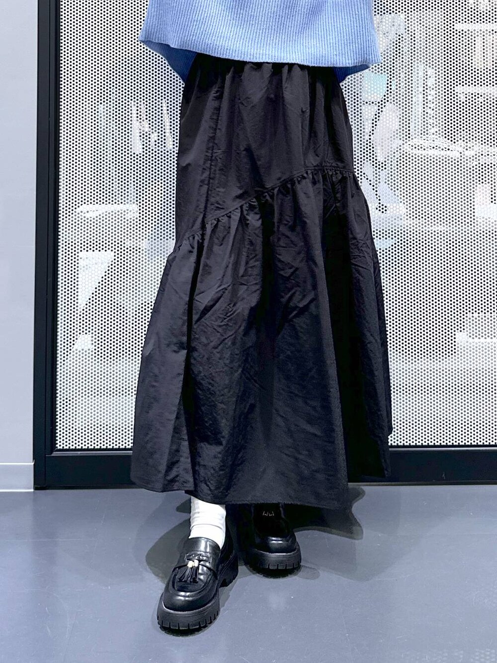 ホワイト系のショルダーバッグ、ブラック系のローファー、ベージュ系のブルゾンを着用したレディースの冬コーディネートの7枚目の写真