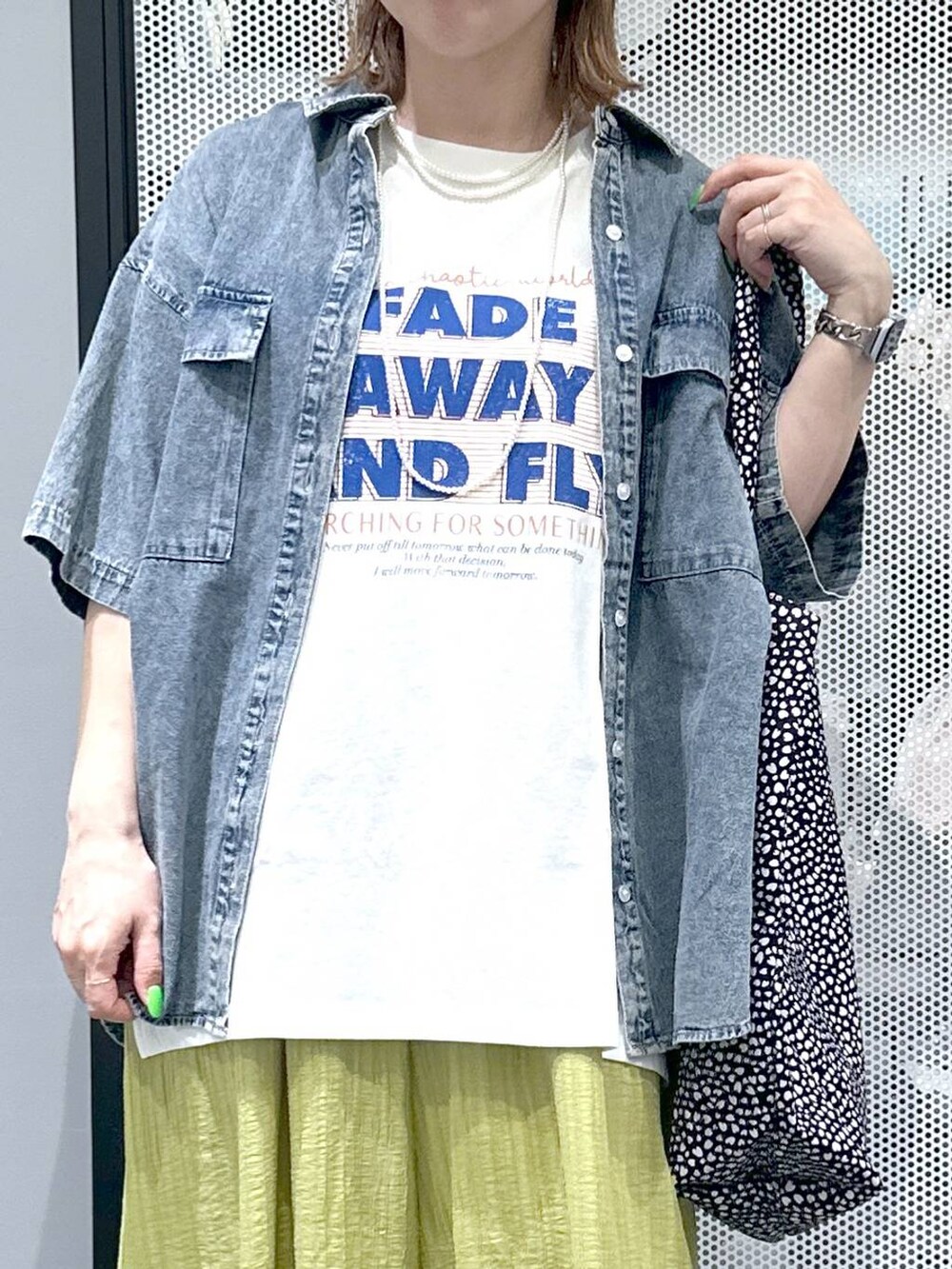 ブルー系のシャツ/ブラウス、ブラック系のトートバッグ、グリーン系のその他パンツを着用したレディースの春コーディネートの3枚目の写真