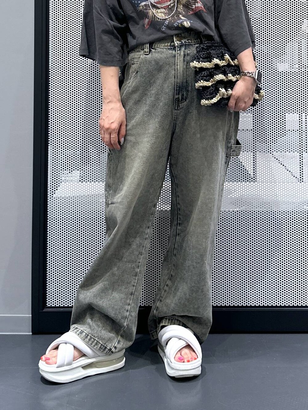 ブラック系のショルダーバッグ、その他のピアス（両耳用）、シルバー系のデジタル腕時計を着用したレディースの夏コーディネートの4枚目の写真