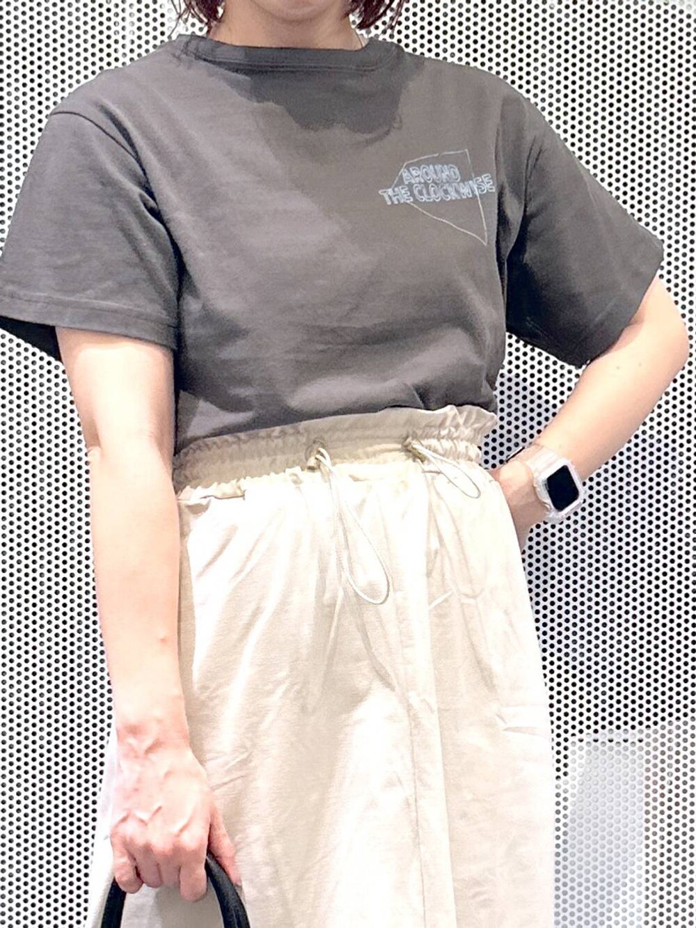 ベージュ系のスカート、ブラック系のサンダル、ベージュ系のショルダーバッグを着用したレディースの夏コーディネートの5枚目の写真