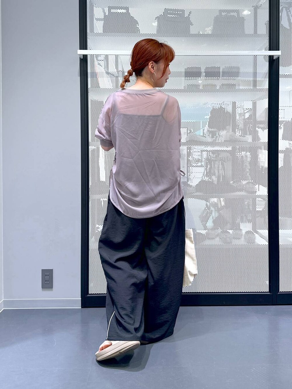 ホワイト系のキャミソール、ブラック系のその他パンツ、その他のエコバッグ/サブバッグを着用したレディースの夏コーディネートの6枚目の写真