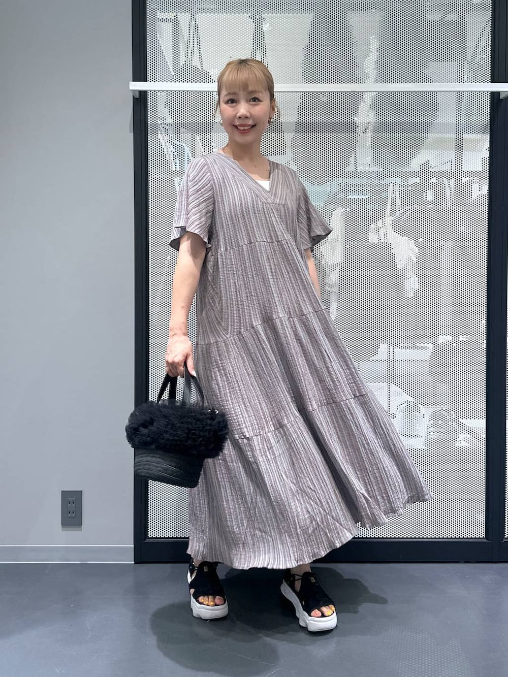 ブラック系のショルダーバッグ、グレー系のワンピース、その他のヘアピンを着用したレディースの夏コーディネートの5枚目の写真