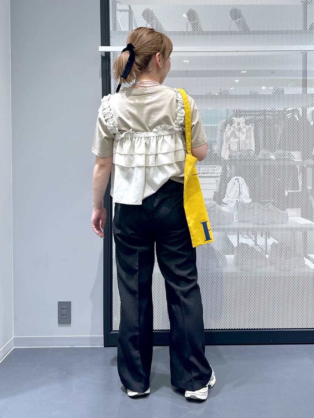 ホワイト系のその他トップス、ベージュ系のTシャツ/カットソー、イエロー系のトートバッグを着用したレディースの春コーディネートの4枚目の写真