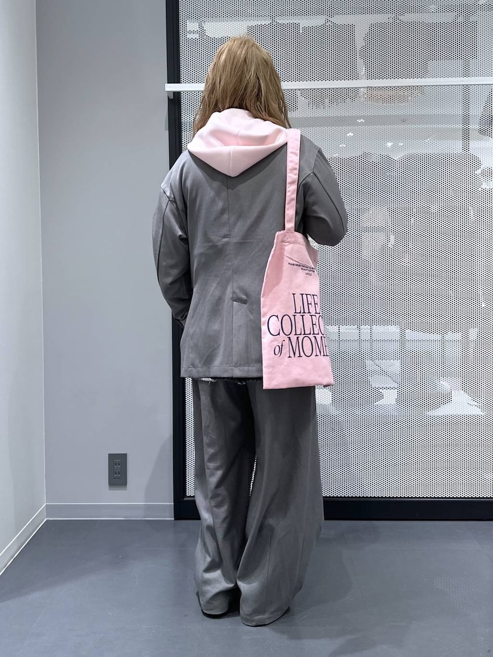 ホワイト系のTシャツ/カットソー、ピンク系のトートバッグ、ベージュ系のスニーカーを着用したレディースの春コーディネートの3枚目の写真