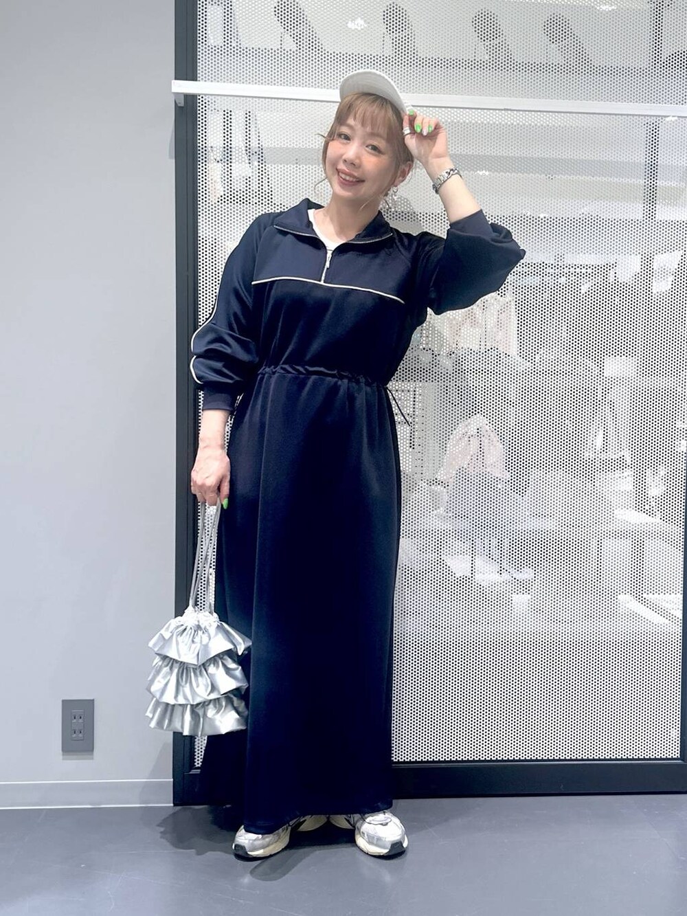 シルバー系のショルダーバッグ、ブルー系のワンピース、シルバー系のデジタル腕時計を着用したレディースの春コーディネートの2枚目の写真