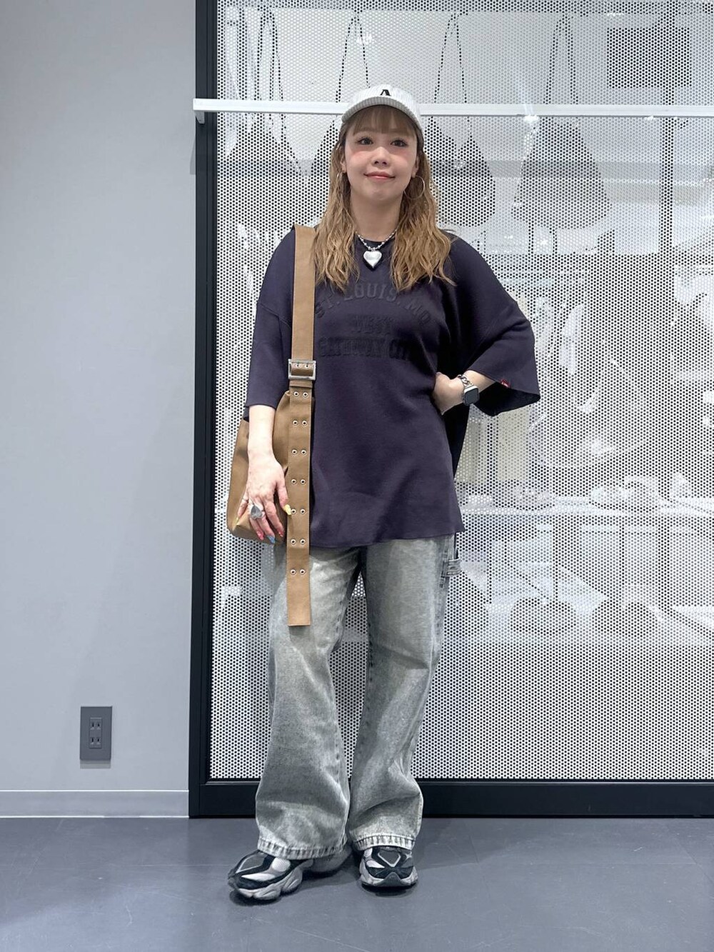 ブラウン系のショルダーバッグ、その他のピアス(両耳用)、シルバー系のデジタル腕時計を着用したレディースの春コーディネートの2枚目の写真