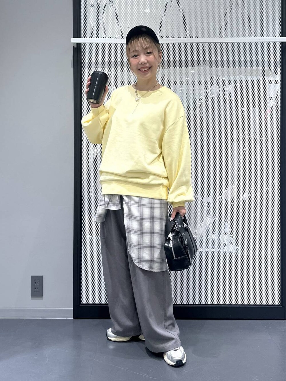 ブラック系のショルダーバッグ、グレー系のシャツ/ブラウス、グレー系のその他パンツを着用したレディースの秋コーディネートの2枚目の写真