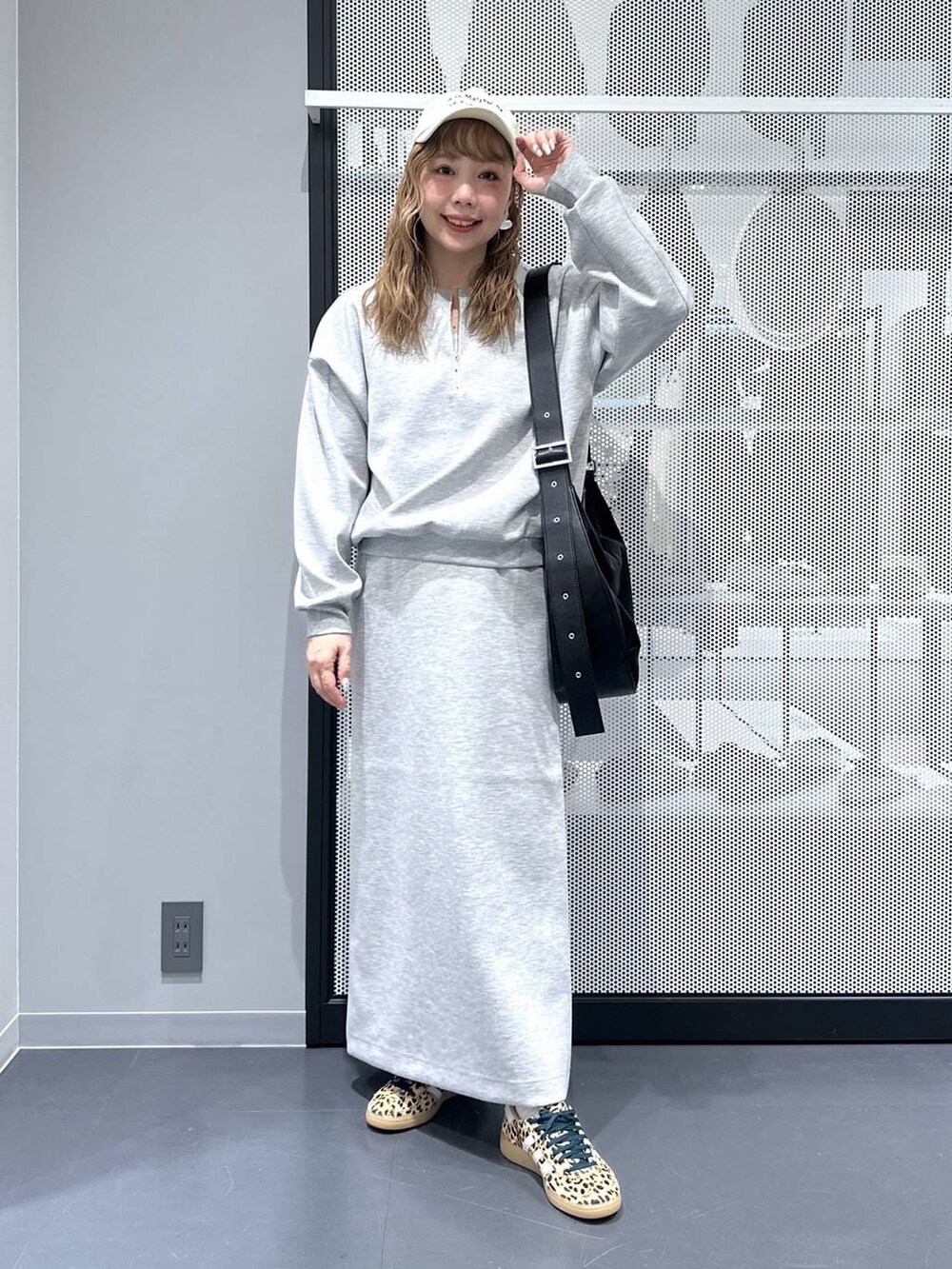 ベージュ系のその他シューズ、グレー系のスウェット、グレー系のスカートを着用したレディースの春コーディネートの2枚目の写真