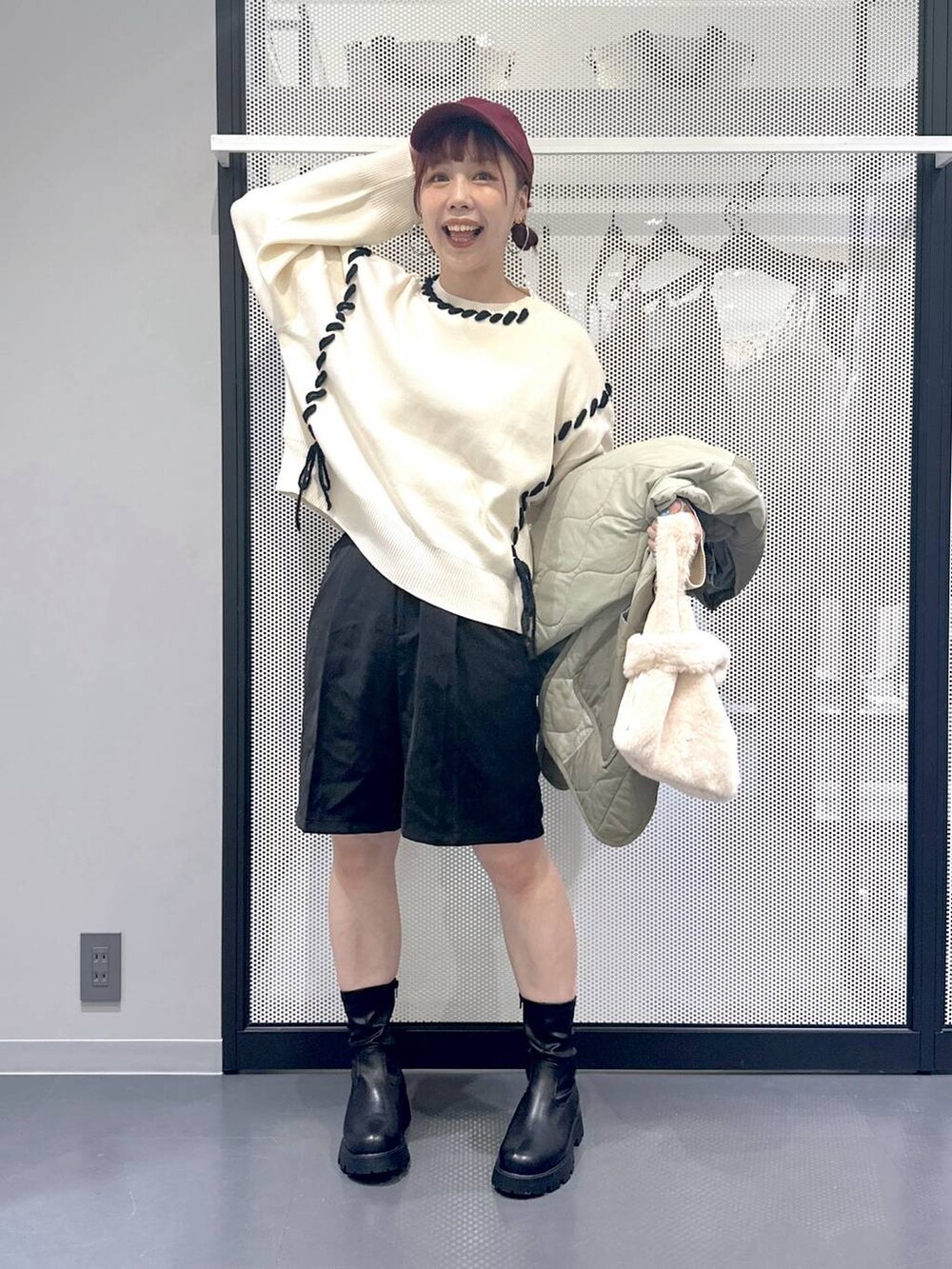 ブラック系のその他パンツ、ホワイト系のショルダーバッグ、ブラック系のブーツを着用したレディースの秋コーディネートの2枚目の写真