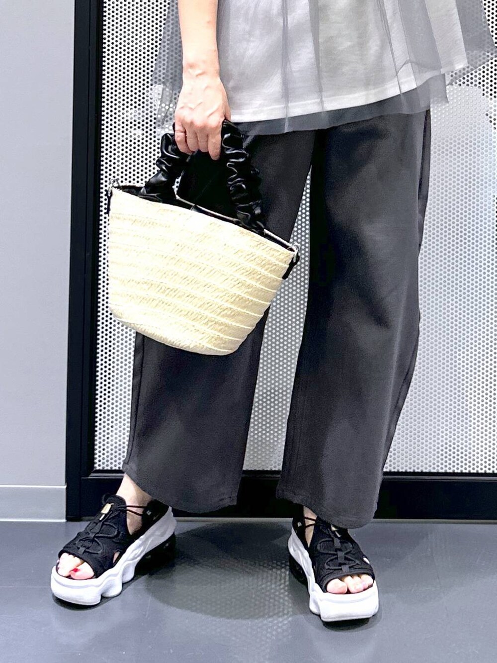 グレー系のその他パンツ、グレー系のTシャツ/カットソー、ホワイト系のショルダーバッグを着用したレディースの夏コーディネートの7枚目の写真