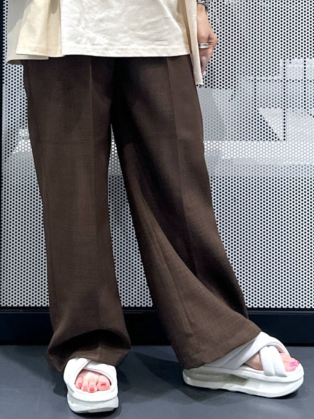 その他のショルダーバッグ、ブラウン系のその他パンツ、シルバー系のデジタル腕時計を着用したレディースの夏コーディネートの3枚目の写真