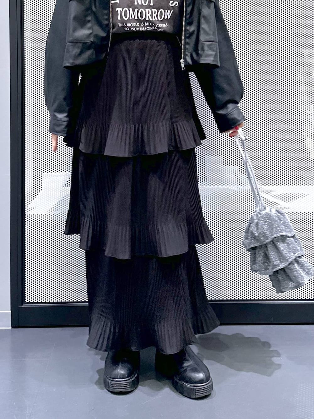 グレー系のデニムジャケット、シルバー系のショルダーバッグ、ブラック系のスカートを着用したレディースの春コーディネートの5枚目の写真