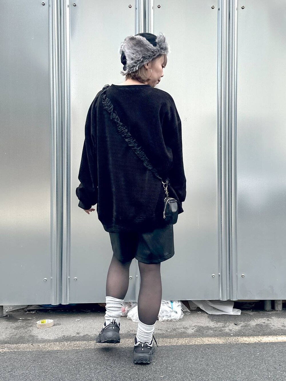 グレー系のスニーカー、ブラック系のその他パンツ、ブラック系のスウェットを着用したレディースの秋コーディネートの3枚目の写真