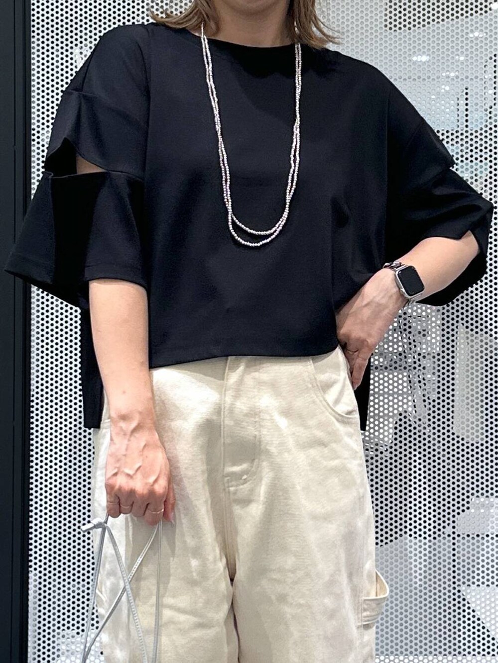 グレー系のショルダーバッグ、ブラック系のTシャツ/カットソー、その他のピアス（両耳用）を着用したレディースの夏コーディネートの4枚目の写真