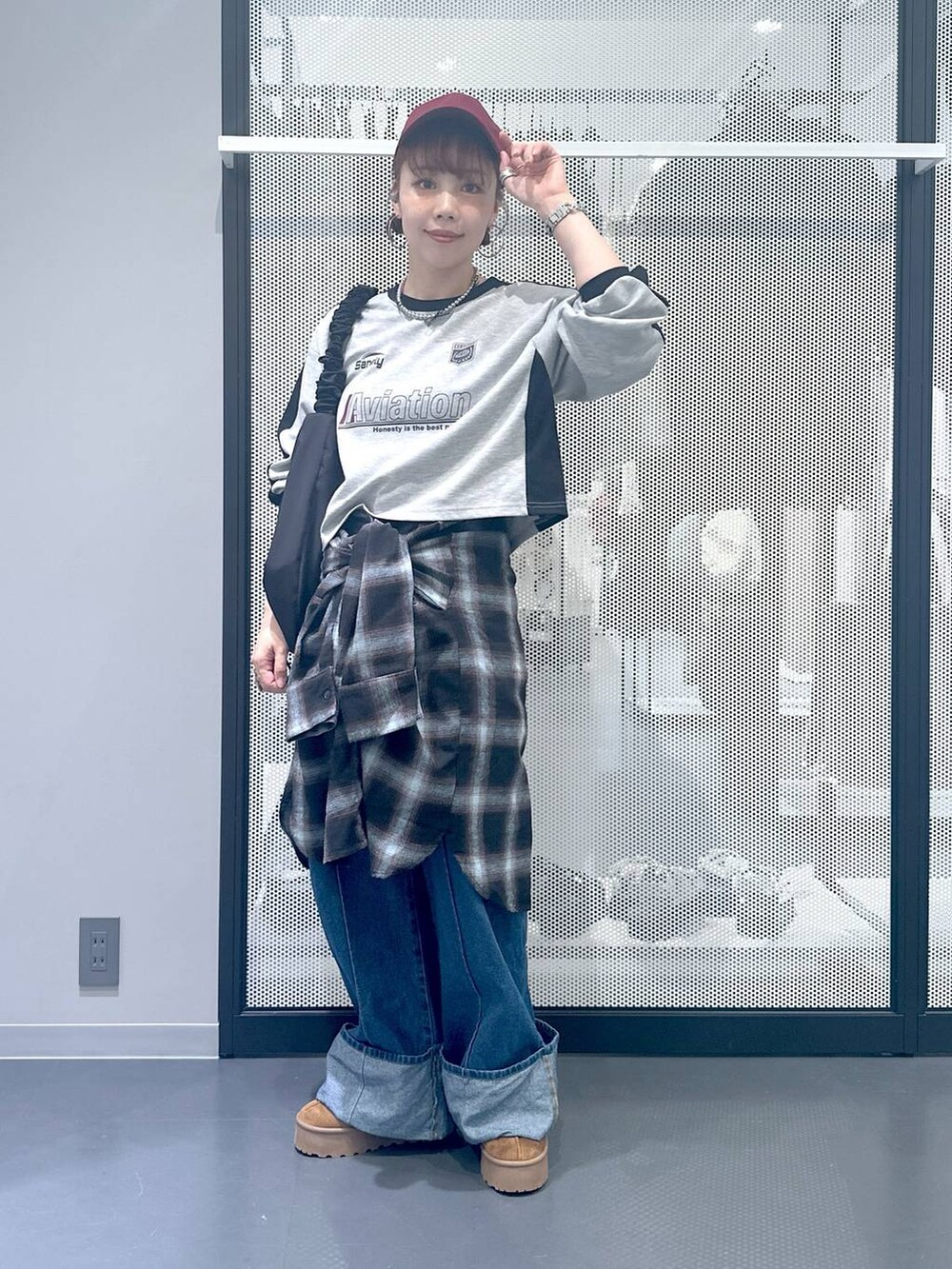 ブラック系のショルダーバッグ、ブルー系のデニムパンツ、ブルー系のシャツ/ブラウスを着用したレディースの秋コーディネートの8枚目の写真