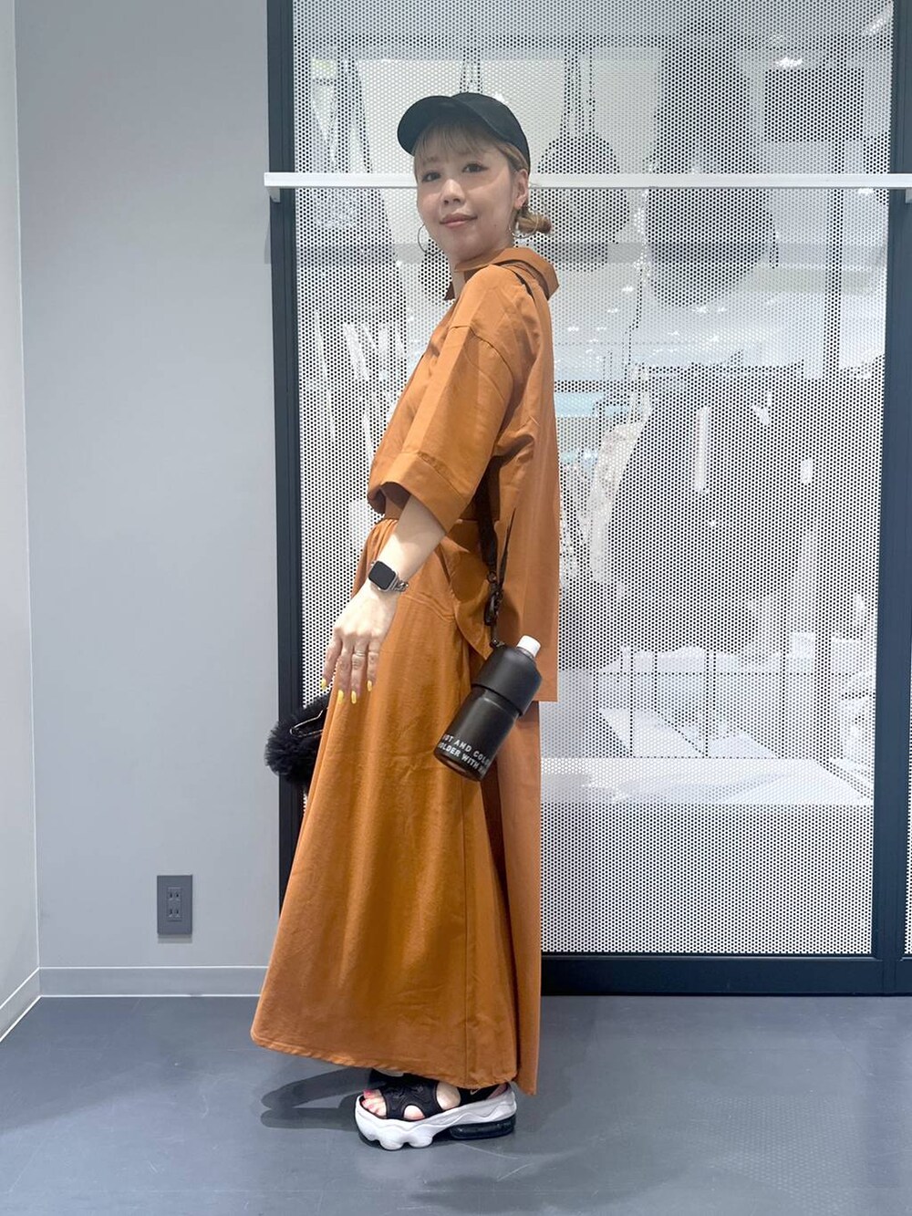 ベージュ系のショルダーバッグ、ブラウン系のその他パンツ、ブラウン系のシャツ/ブラウスを着用したレディースの春コーディネートの3枚目の写真