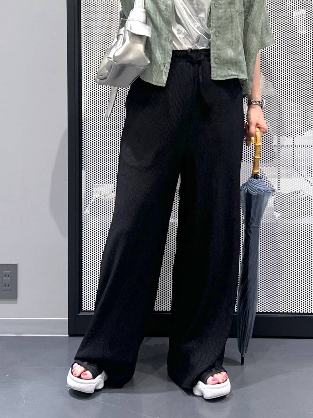 その他のショルダーバッグ、ブラック系のその他パンツ、ホワイト系のTシャツ/カットソーを着用したレディースの夏コーディネートの4枚目の写真