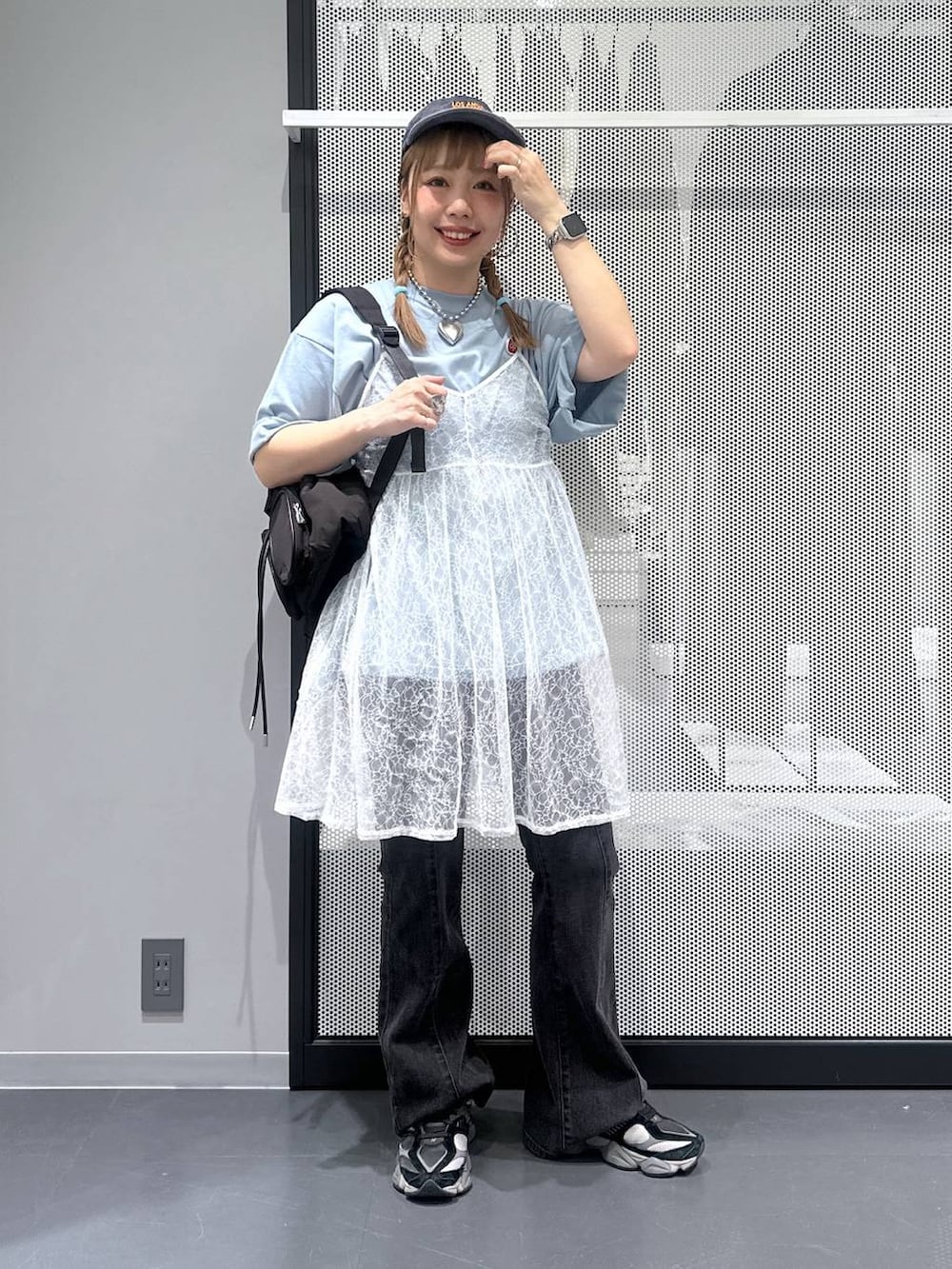 ブラック系のデニムパンツ、ブラック系のバックパック/リュック、ホワイト系のワンピースを着用したレディースの夏コーディネートの6枚目の写真