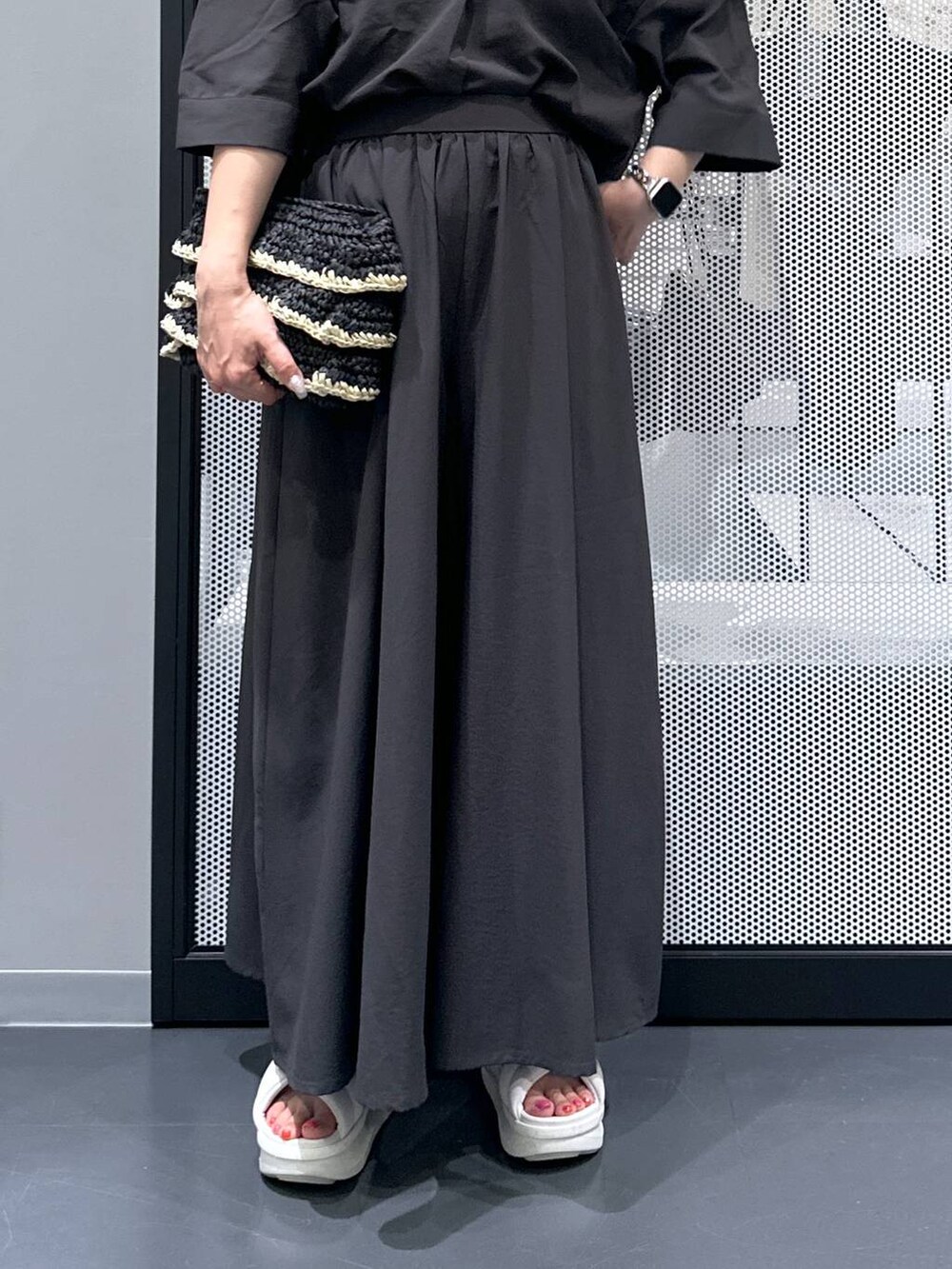 ブラック系のショルダーバッグ、グレー系のその他パンツ、グレー系のシャツ/ブラウスを着用したレディースの夏コーディネートの5枚目の写真