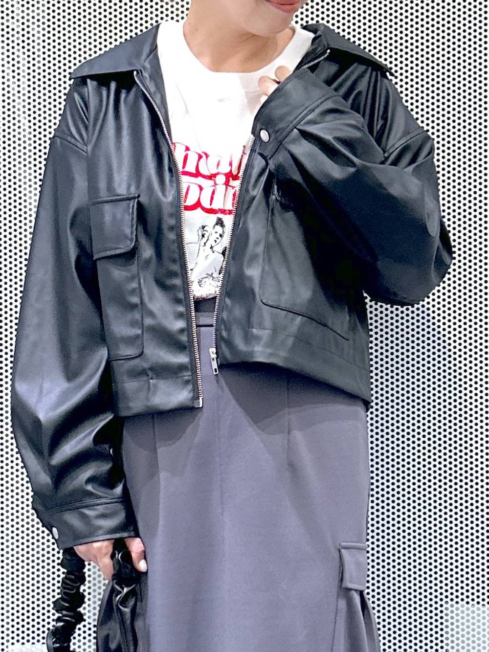 ブラック系のショルダーバッグ、ブラック系のブルゾン、ホワイト系のTシャツ/カットソーを着用したレディースの春コーディネートの5枚目の写真