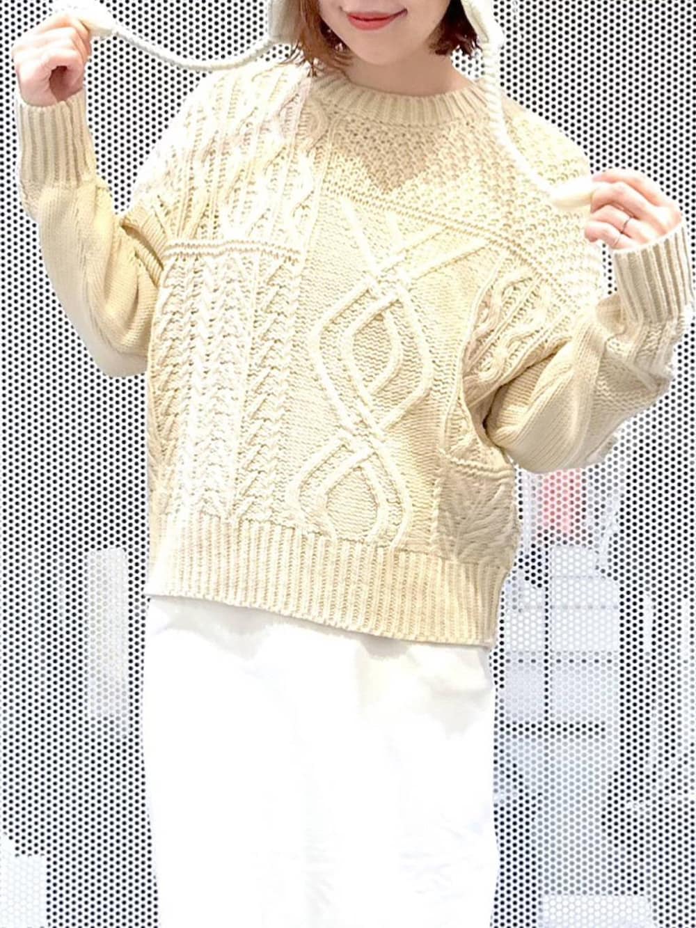 ブラウン系のスニーカー、ベージュ系のショルダーバッグ、グリーン系のナイロンジャケットを着用したレディースの冬コーディネートの8枚目の写真