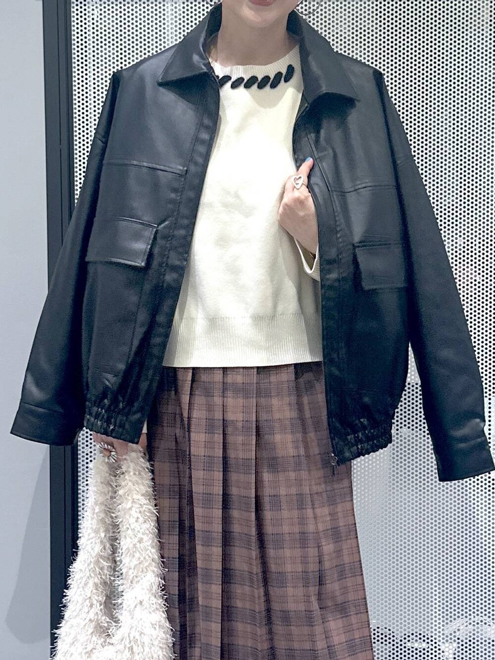 ホワイト系のショルダーバッグ、ブラック系のブルゾン、ブラウン系のブーツを着用したレディースの秋コーディネートの7枚目の写真