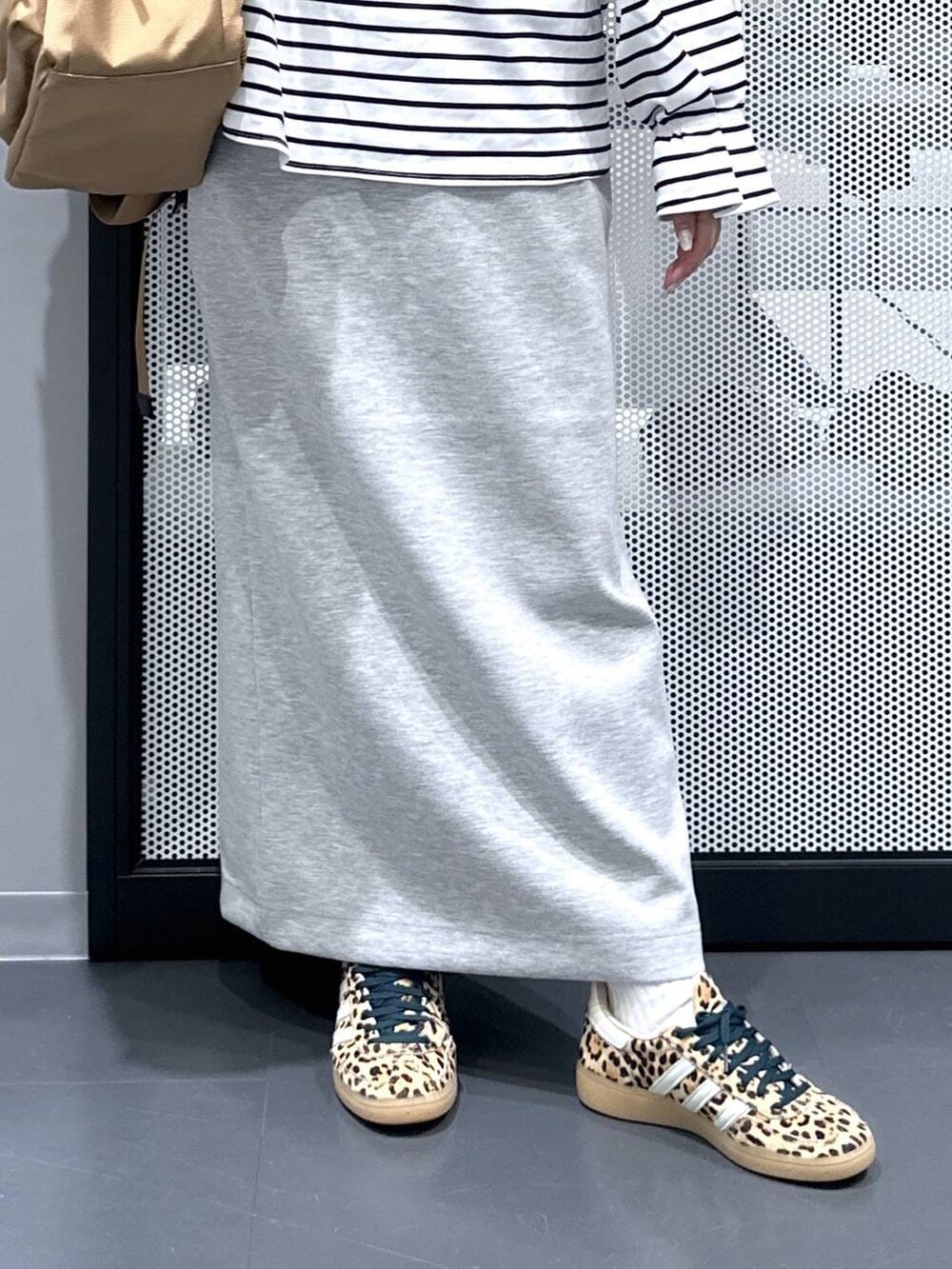 ベージュ系のその他シューズ、グレー系のスウェット、グレー系のスカートを着用したレディースの春コーディネートの5枚目の写真