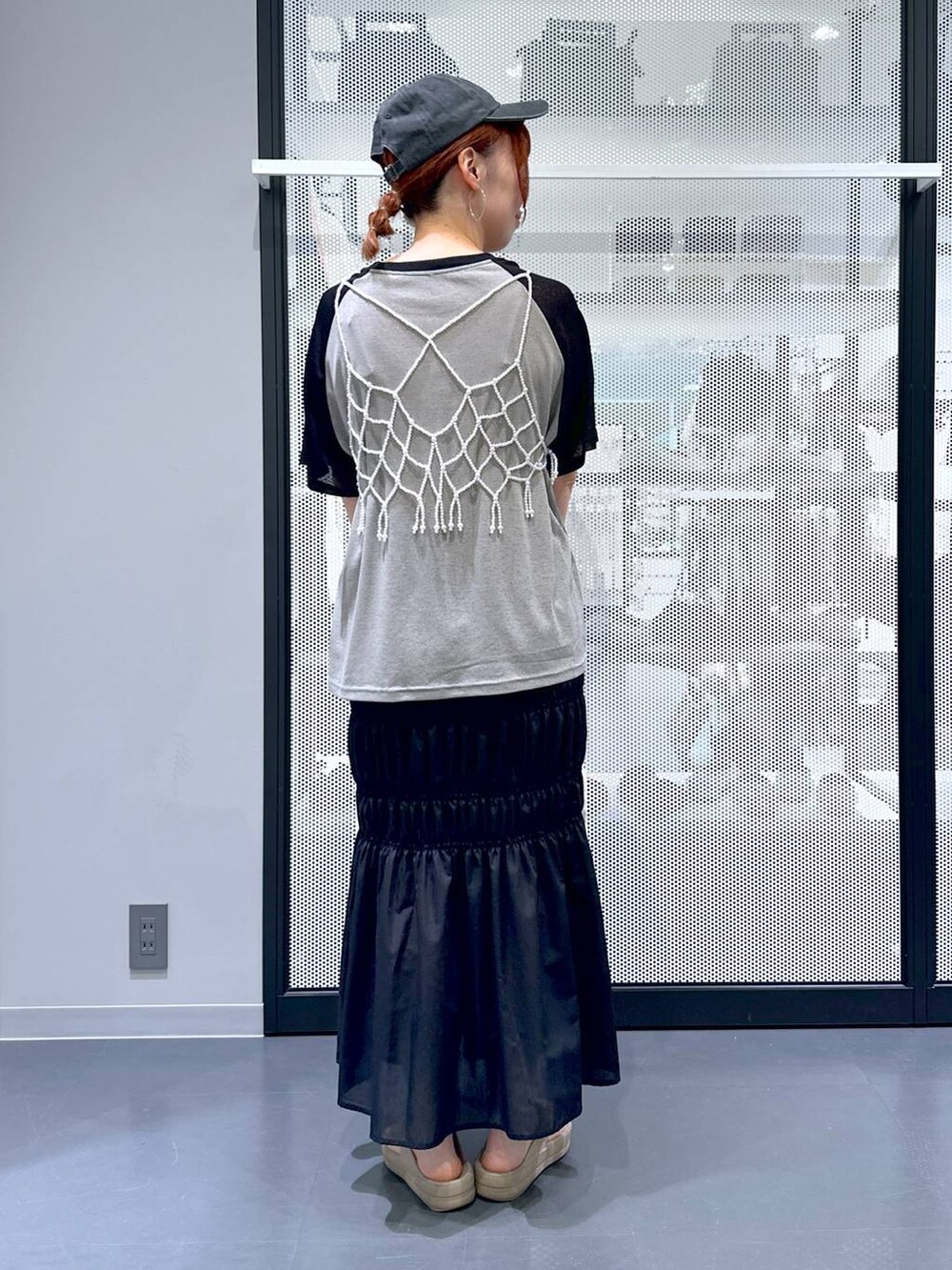 ホワイト系のベスト、ブラック系のスカート、その他のエコバッグ/サブバッグを着用したレディースの夏コーディネートの4枚目の写真