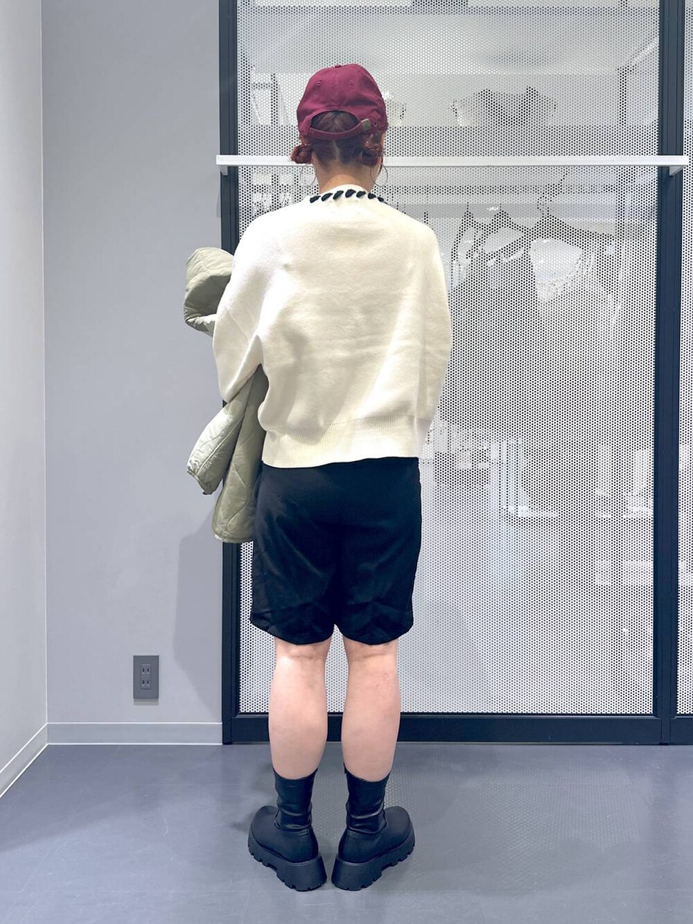 ブラック系のその他パンツ、ホワイト系のショルダーバッグ、ブラック系のブーツを着用したレディースの秋コーディネートの3枚目の写真