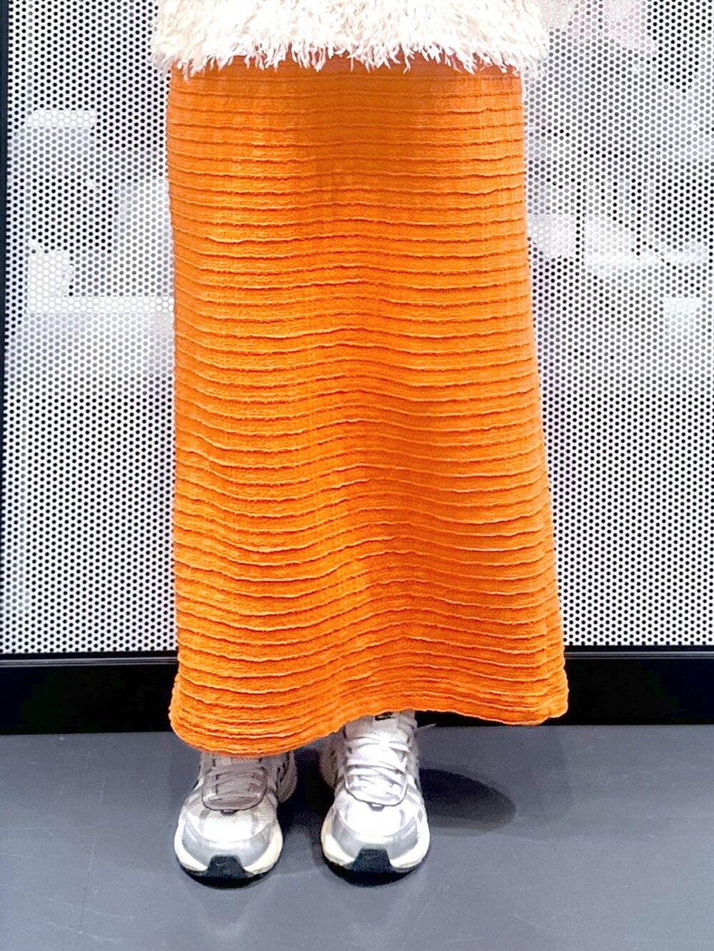 ブラック系のショルダーバッグ、ホワイト系のベスト、ホワイト系のTシャツ/カットソーを着用したレディースの春コーディネートの5枚目の写真