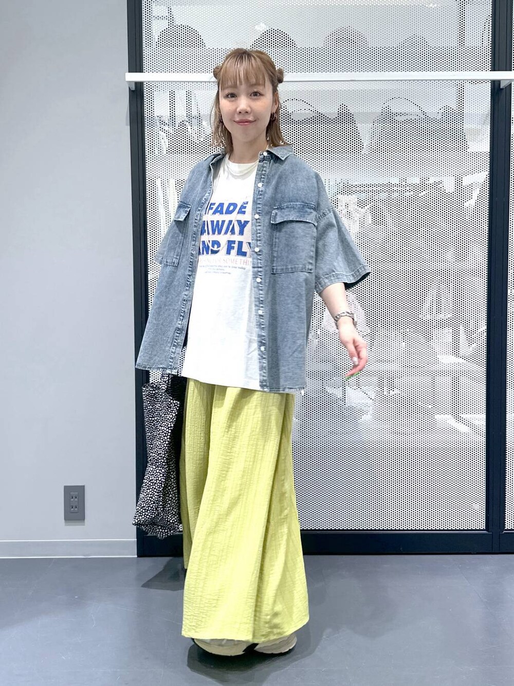 ブルー系のシャツ/ブラウス、ブラック系のトートバッグ、グリーン系のその他パンツを着用したレディースの春コーディネートの5枚目の写真