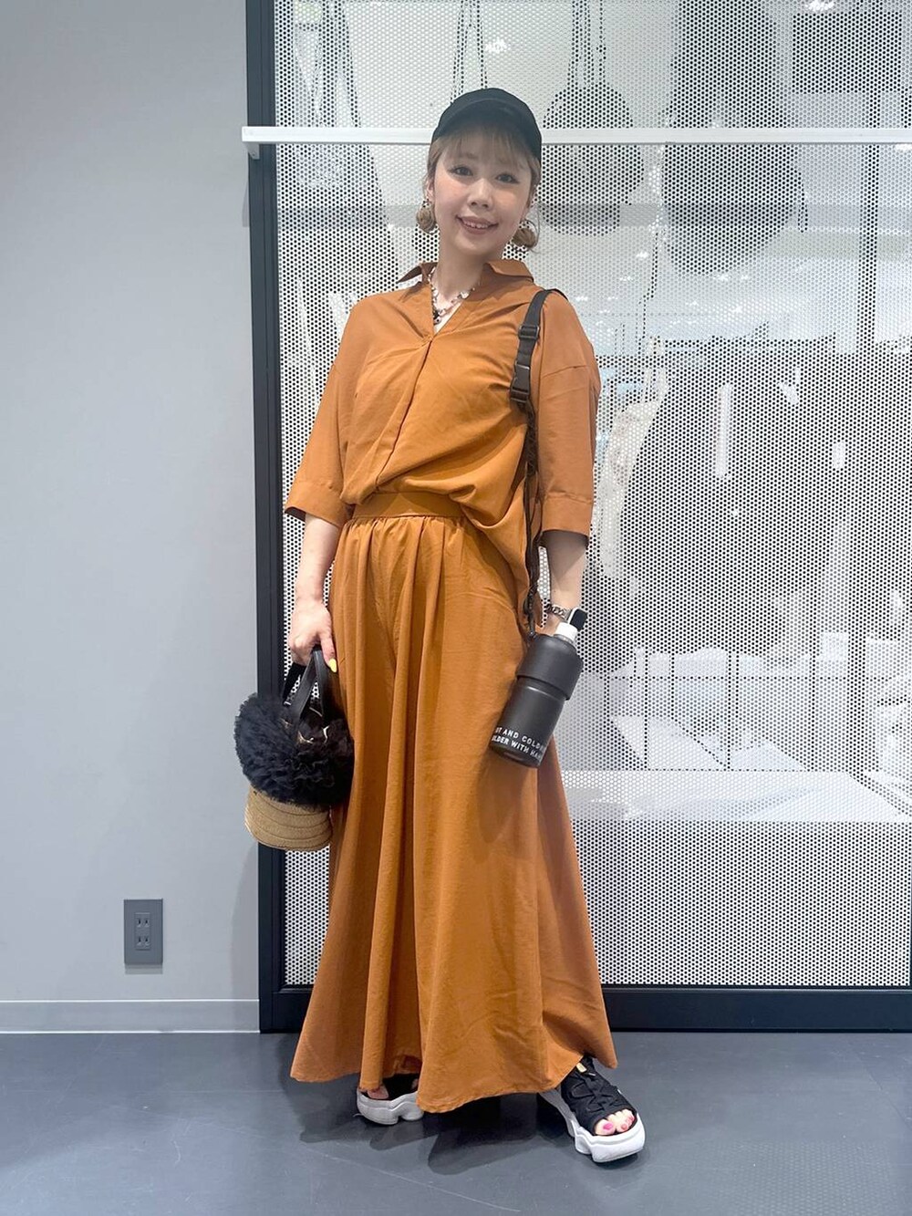 ベージュ系のショルダーバッグ、ブラウン系のその他パンツ、ブラウン系のシャツ/ブラウスを着用したレディースの春コーディネートの7枚目の写真