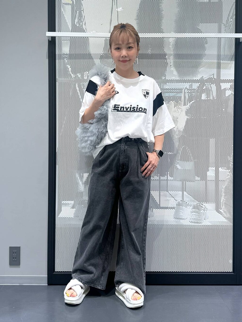 ホワイト系のTシャツ/カットソー、グレー系のショルダーバッグ、ブラック系のデニムパンツを着用したレディースの夏コーディネートの2枚目の写真