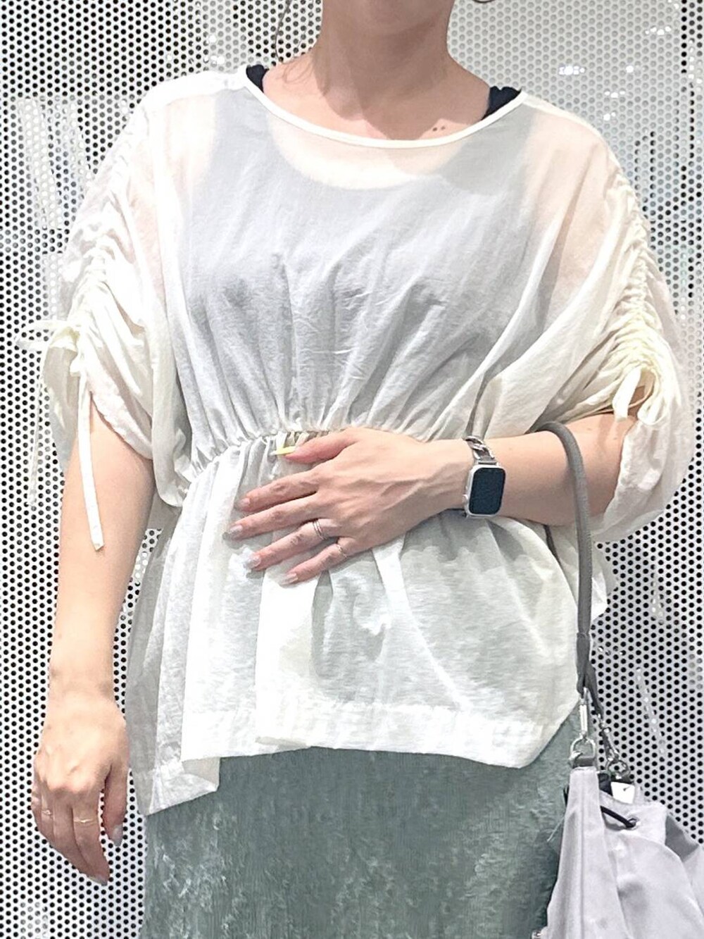 ブラック系のタンクトップ、グレー系のショルダーバッグ、グリーン系のスカートを着用したレディースの夏コーディネートの4枚目の写真