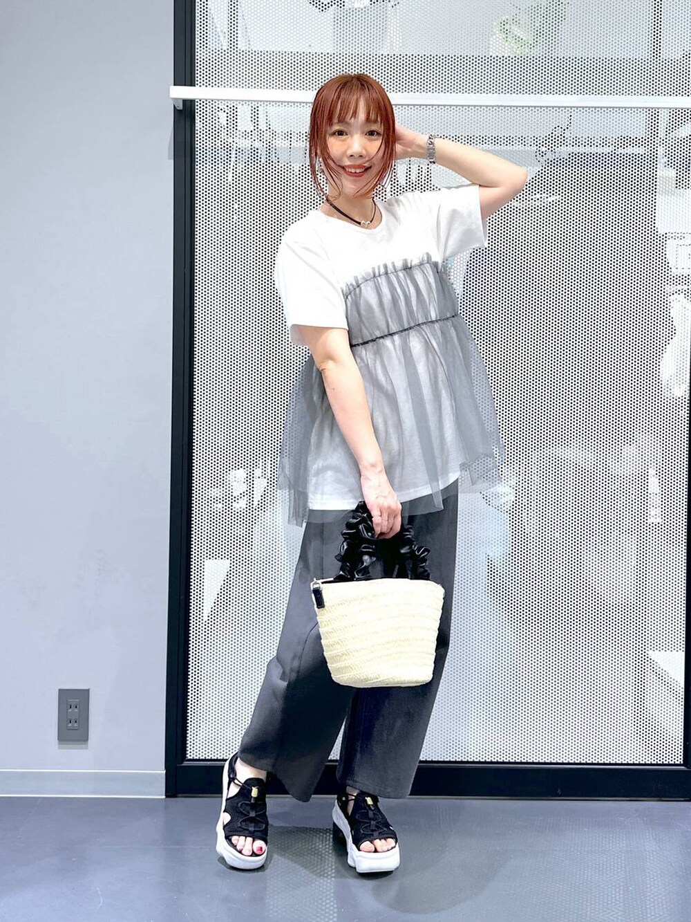 グレー系のその他パンツ、グレー系のTシャツ/カットソー、ホワイト系のショルダーバッグを着用したレディースの夏コーディネートの4枚目の写真