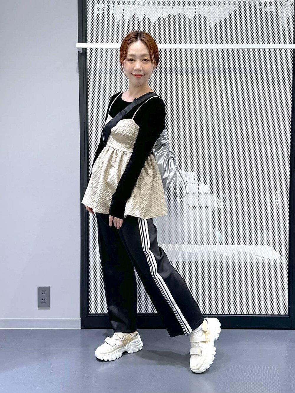 ベージュ系のスニーカー、ブラック系のその他パンツ、ブラック系のTシャツ/カットソーを着用したレディースの冬コーディネートの6枚目の写真