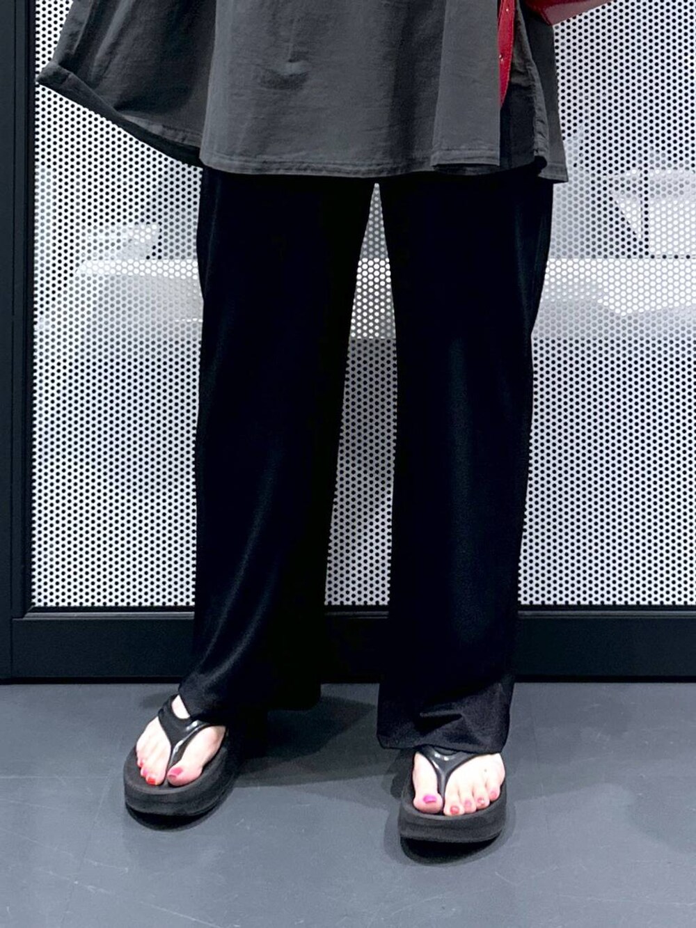 レッド系のショルダーバッグ、ブラック系のサンダル、ブラック系のその他パンツを着用したレディースの夏コーディネートの5枚目の写真