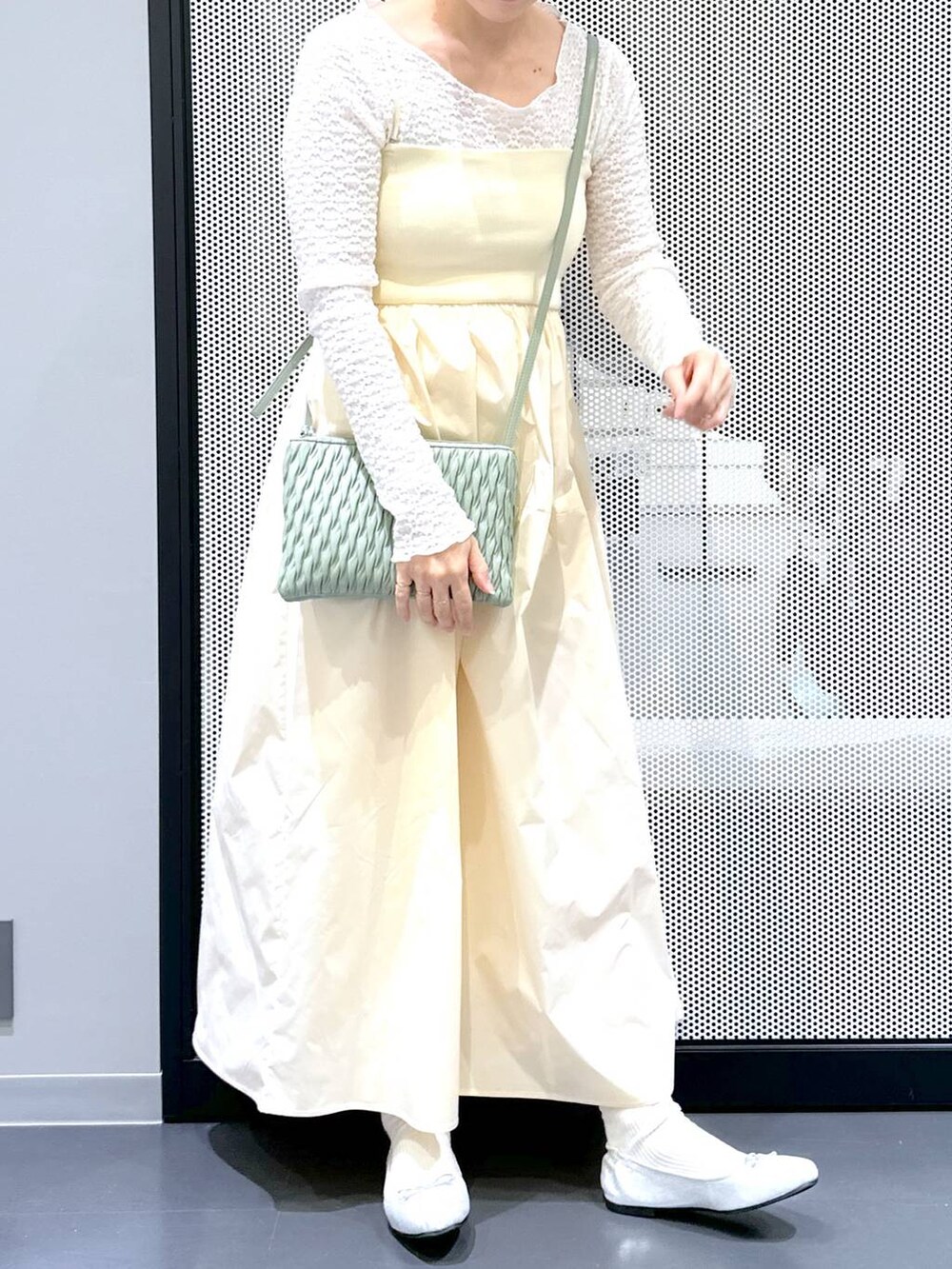 グリーン系のショルダーバッグ、シルバー系のバレエシューズ、ホワイト系のTシャツ/カットソーを着用したレディースの春コーディネートの4枚目の写真