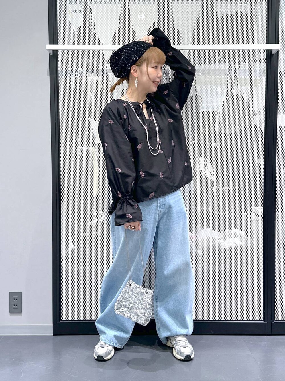 ブルー系のデニムパンツ、その他のショルダーバッグ、ブラック系のシャツ/ブラウスを着用したレディースの春コーディネートの3枚目の写真