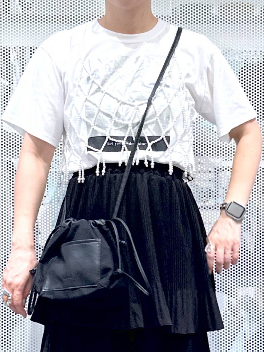 ブラック系のショルダーバッグ、ブラック系のスカート、ベージュ系のサンダルを着用したレディースの夏コーディネートの5枚目の写真