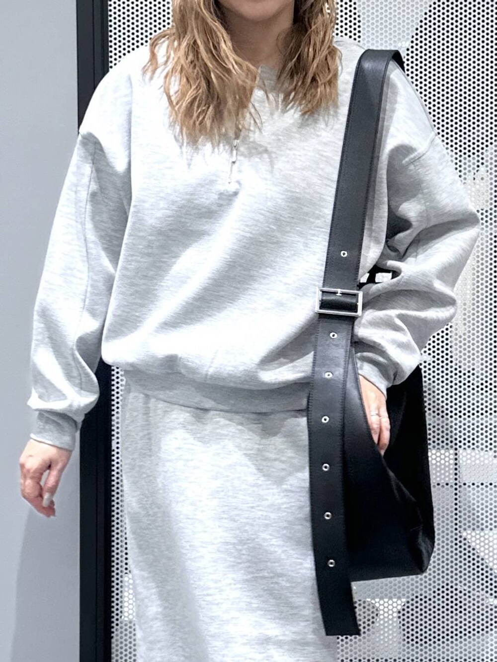 ベージュ系のその他シューズ、グレー系のスウェット、グレー系のスカートを着用したレディースの春コーディネートの4枚目の写真